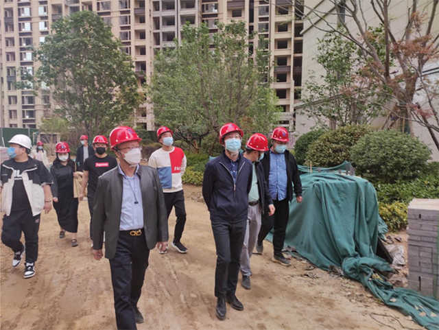 集团领导深入工地展开交付前视察指导.png