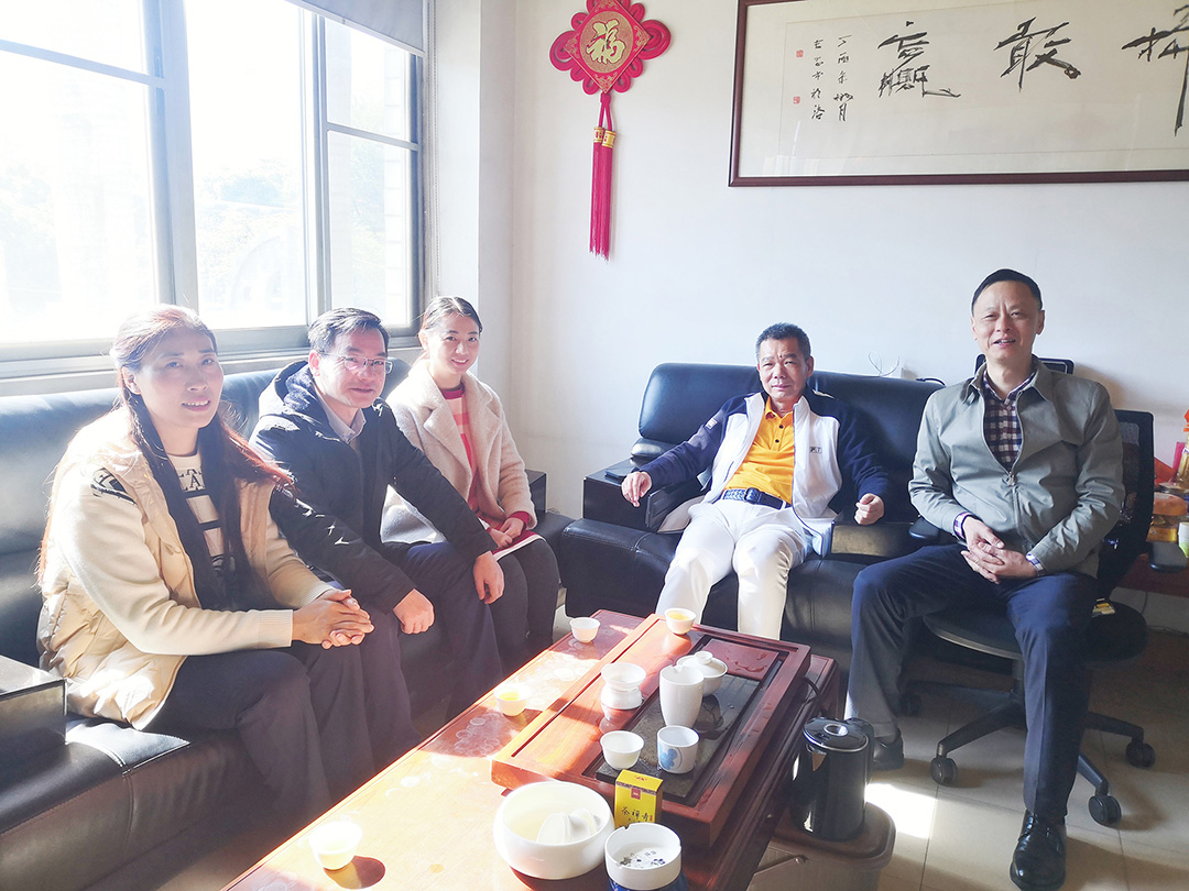 集团吴泉水董事长前往泉舜纸塑公司慰问指导---副本.jpg